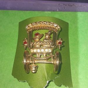 Vintage 1950s or 1960s horse drawn coach brooch